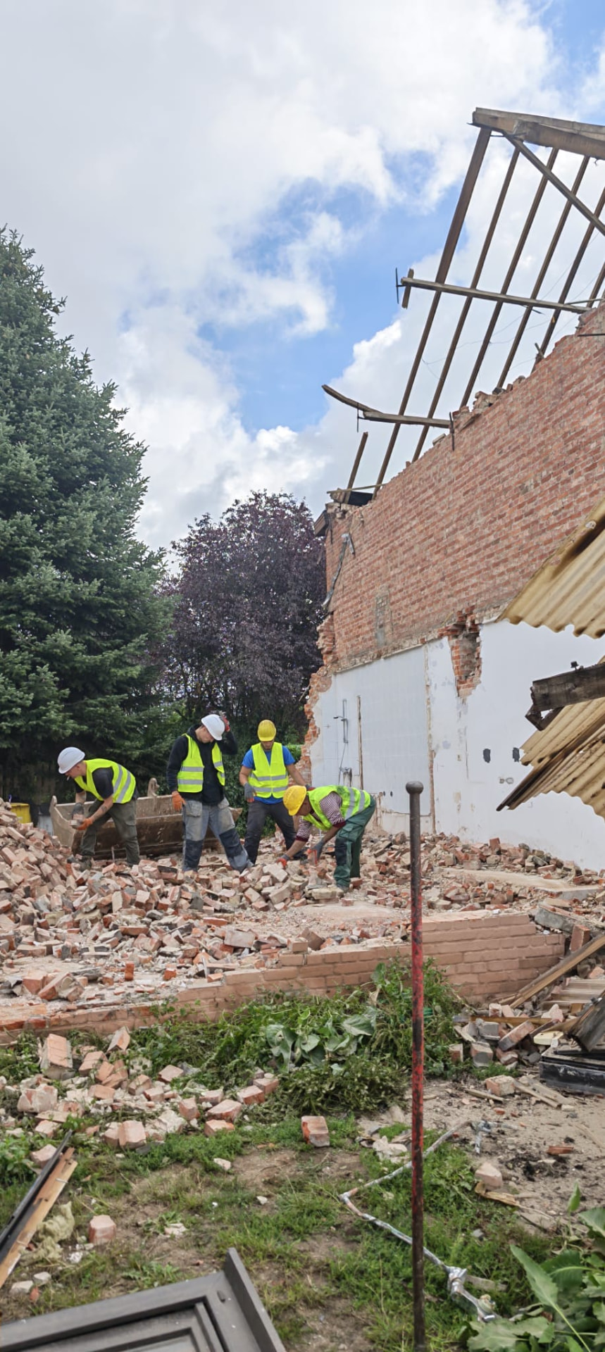 Team sorteert bakstenen en puin met de hand op de werf