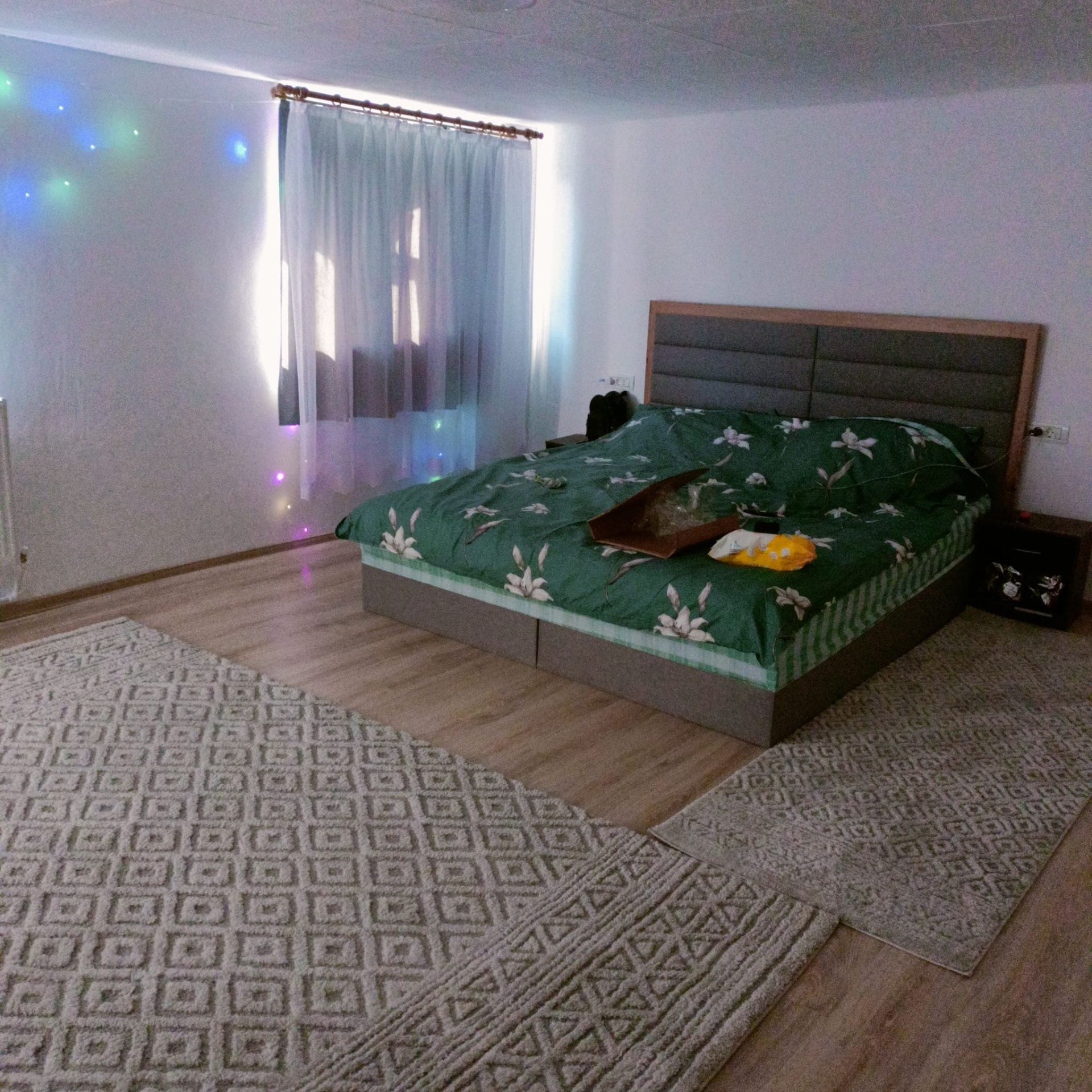 Instapklare slaapkamer met parket, gordijnen en afgewerkte muren