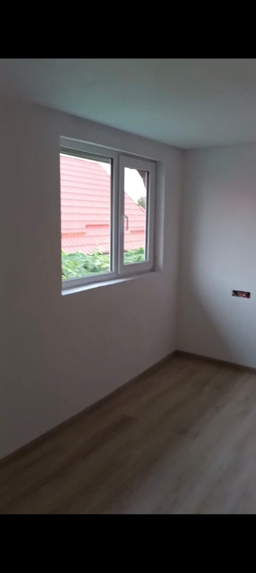 Volledig afgewerkte slaapkamer met geschilderde muren en parket