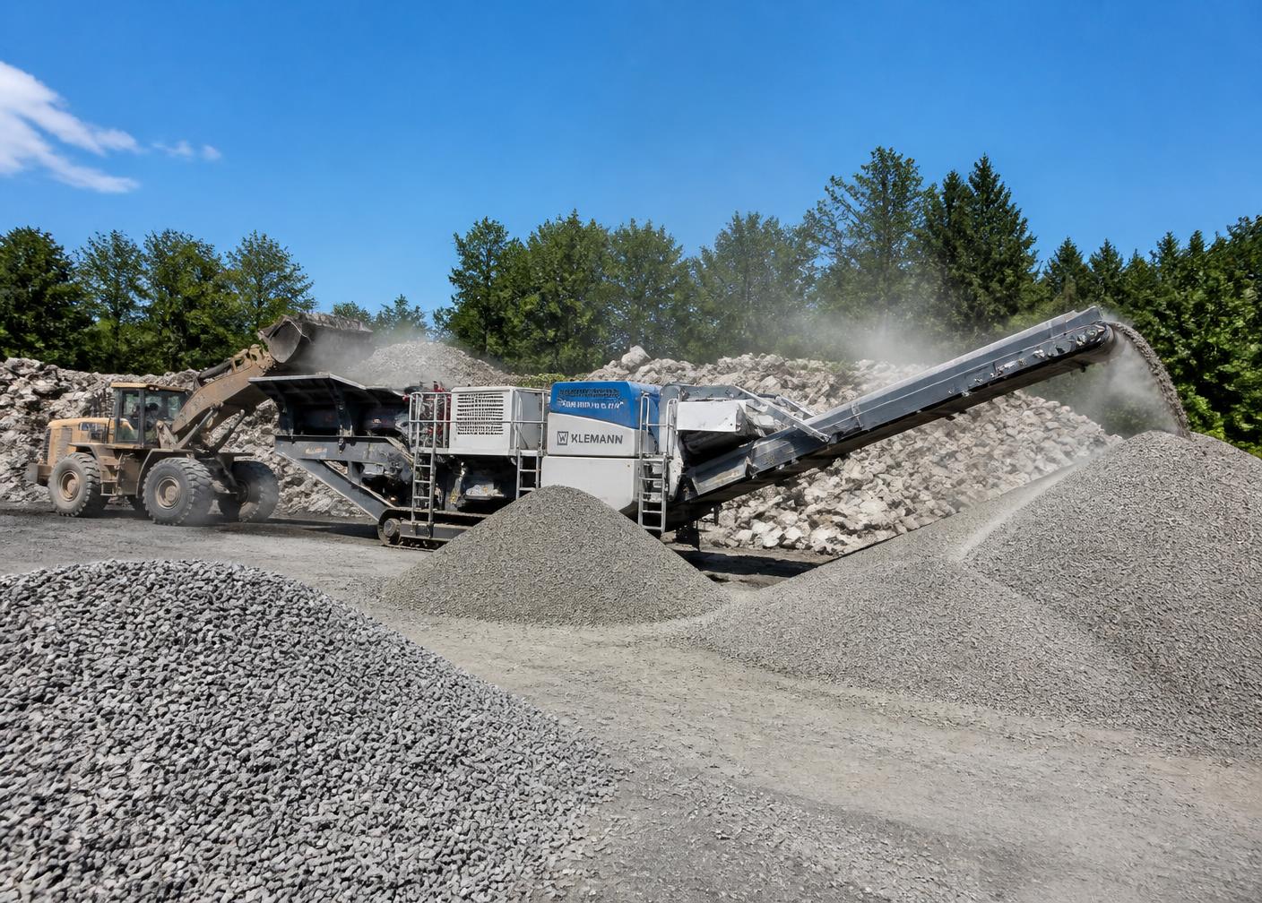 Belgisch recyclagecentrum met gesorteerde puinhopen